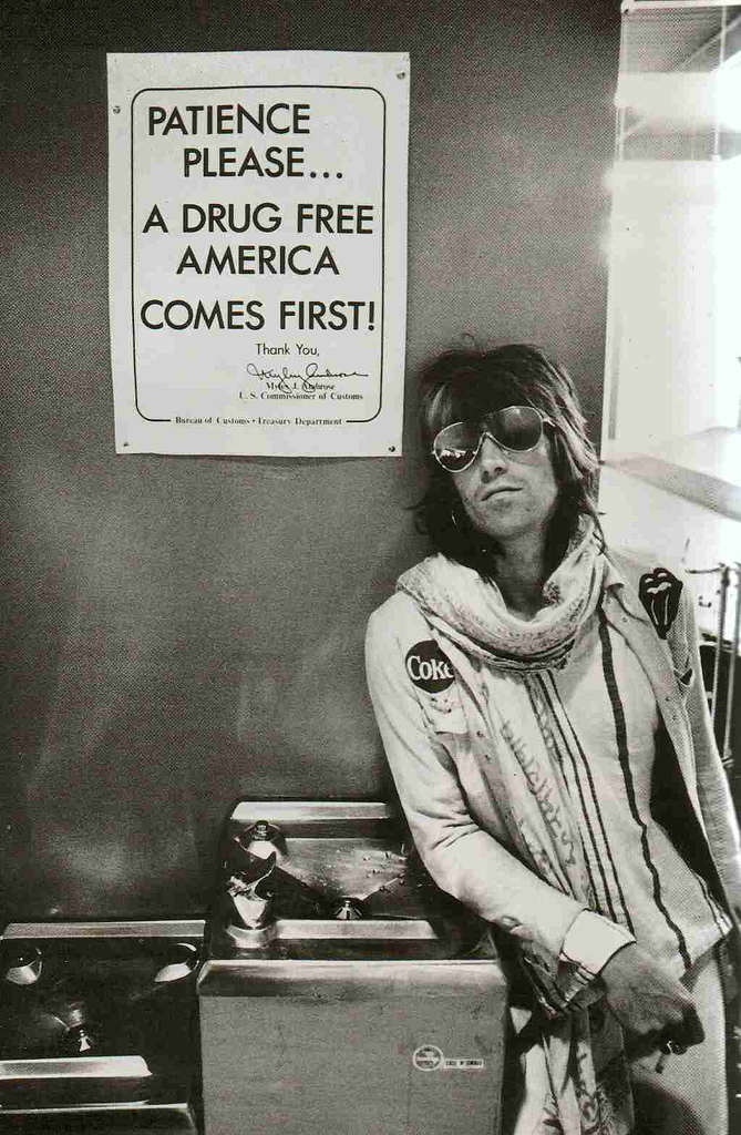 Keith Richards in Seatle airport on the 1972